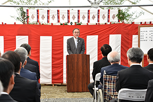 祝辞を述べる濱野区長