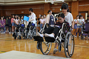 二人ペアとなって車いす体験