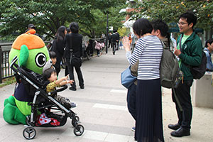 大崎一番太郎と写真撮影をする親子