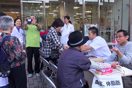 にぎわう会場