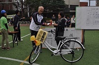 お楽しみ抽選会での自転車当選の様子