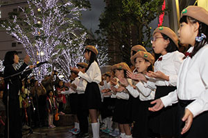 山中小学校の合唱隊