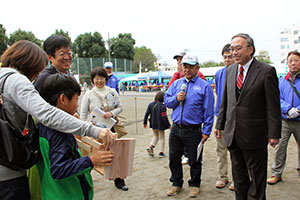 会場を回る区長