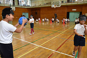 アイマスクをつけたまま友達を探す体験