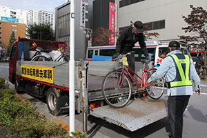 放置自転車の撤去作業