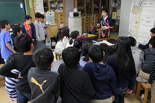 藤山千春先生による「草木染手機織物」の授業