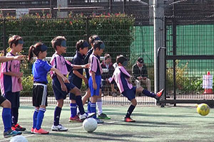 ブラインドサッカー体験　パスに挑戦