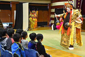 京劇に夢中の児童たち