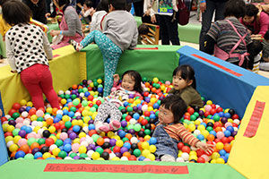 わんぱくひろばで遊ぶ子どもたち