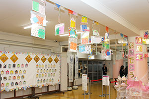 100周年記念作品が来校者をお出迎え