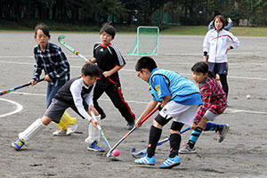 子どものプレーを見る藤尾さん