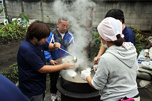 豚汁作りに忙しいスタッフ