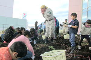 子どもたちに注意を与える指導者
