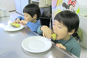 ふかしイモを食べる兄弟