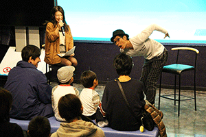 子どもと触れ合う柴田さん