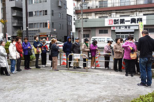 江戸野菜販売に並ぶ人たち