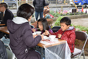 トン汁を食べる母と子