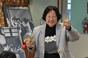 現在のけん玉と昔のけん玉を見せる中野さん