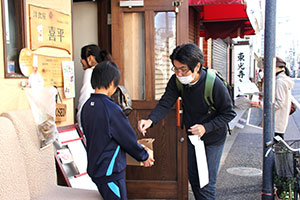 試食前にチケットを箱の中に入れる参加者