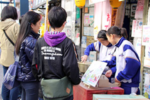 店を手伝うボランティアの中学生