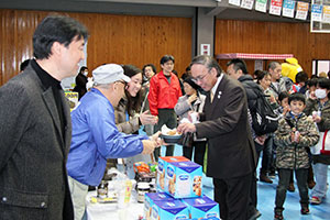 会場を訪れた濱野区長