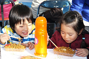 仲良く食事する子どもたち