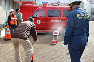 消火器による初期消火訓練