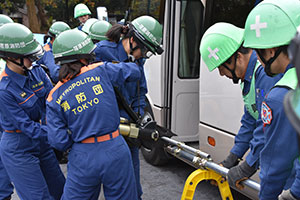 女性隊員による救助活動