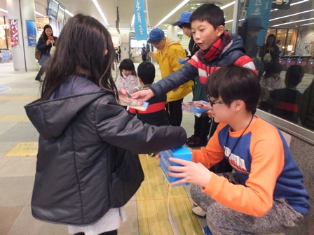 小さなお子さんも募金してくれました