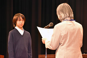 表彰される人権メッセージを読み上げた宮澤さん