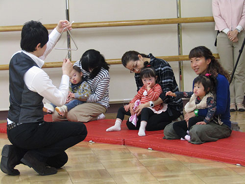 トライアングルを見つめる子ども