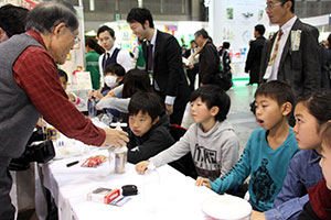 大島さんによる実験に見入る小学生