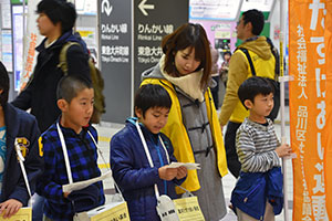 呼びかけをする男子児童