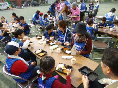 アルファ化米を使用したカレーを食べる参加者たち