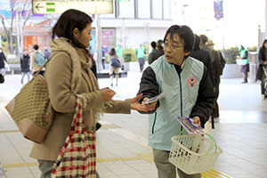 大井町駅利用者にＰＲグッズを配布