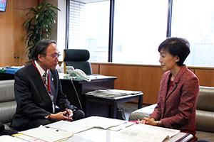 古屋副大臣と懇談する濱野区長