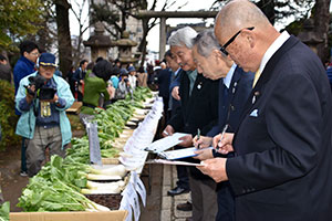 真剣に審査する審査員たち