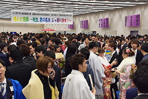 イベントホール「成人と恩師」