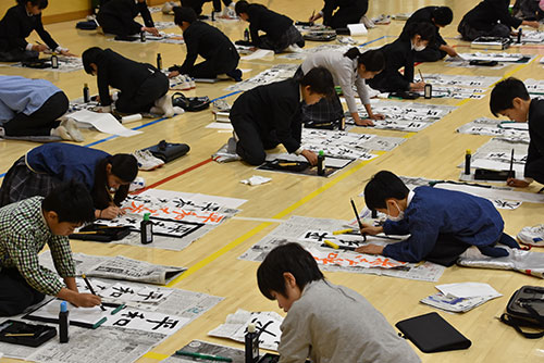 豊葉の杜学園5年生による書き初め会