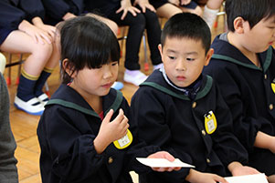 干菓子を味わう園児