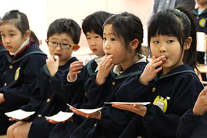 干菓子を味見する