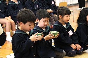 抹茶を口にする園児