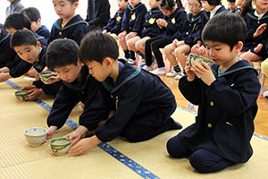 抹茶を飲みきる園児