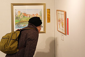 絵画部門 作品を見入る来場者