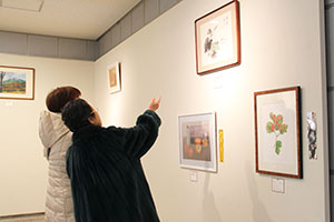 絵画部門　作品を鑑賞する来場者