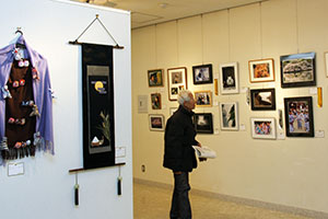 写真部門 作品を鑑賞する来場者