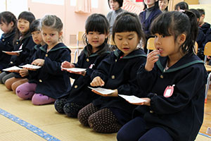 干菓子を味わう