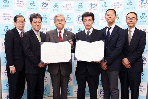 右から 東都生協の伊藤組織運営部マネージャー、諏訪大田センター長、滝戸配食事業部長、区の福祉部長、福祉計画課長、担当係長