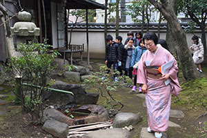 庭園を歩く子どもたち