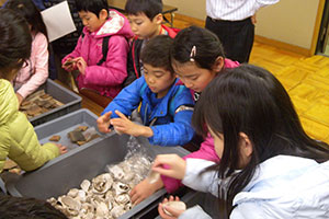 土器片に興味津々の子どもたち